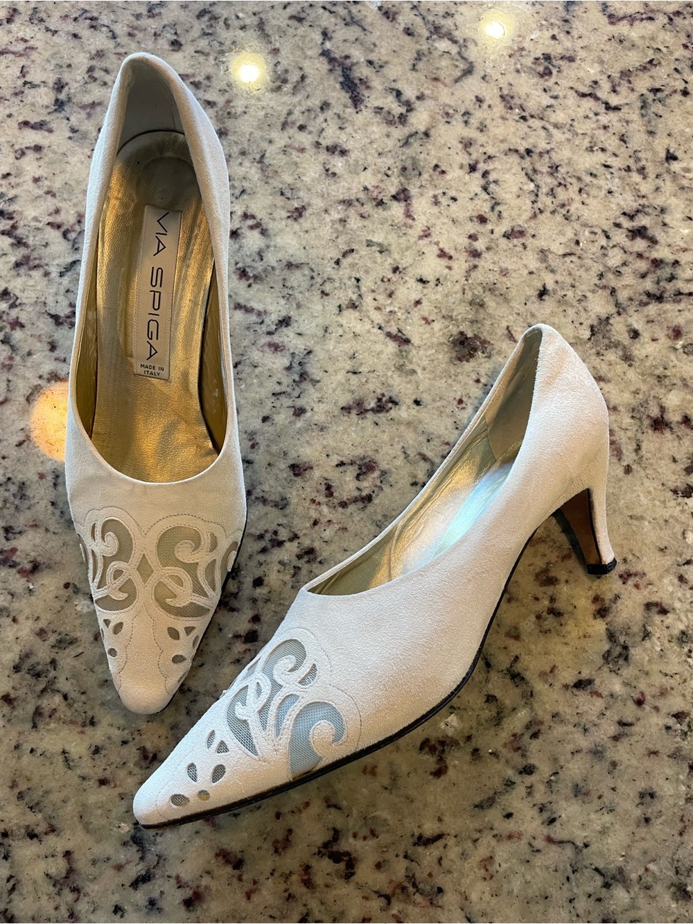 RARE FIND! Pristine vintage Via Spiga Women's Ivory Suede Pointed Toe Pumps 8.5